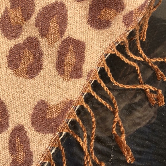 NWOT LEOPARD REVERSIBLE PRINT SHAWL WITH FRINGE 70x 26 inches - Picture 3 of 7